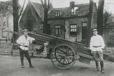 875274 Portret van de glazenwassers Rinus Hessing (links) en Cees Jansen, bij een handkar van de Glazenwasscherij ...